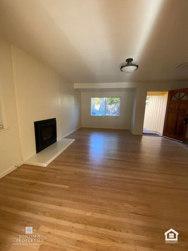 Building Photo - Bright & Cheery 2 Bedroom Home