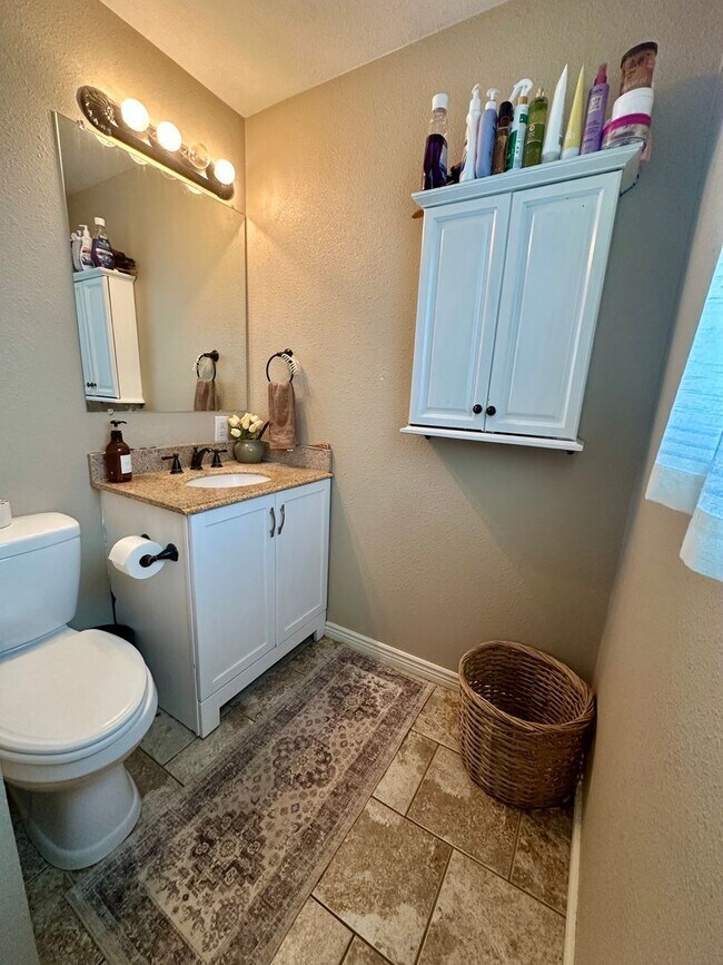 Building Photo - Charming 4 Bedroom Home w/ A/C in Security