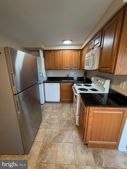 Building Photo - 250 Tanglewood Ln