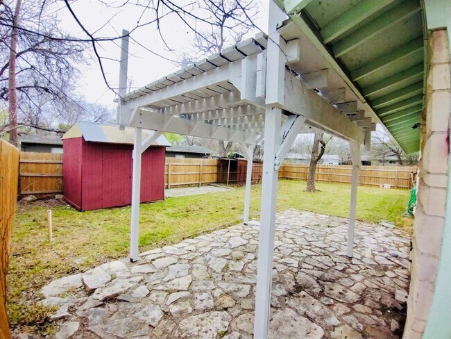 Building Photo - 3005 Burning Oak Dr
