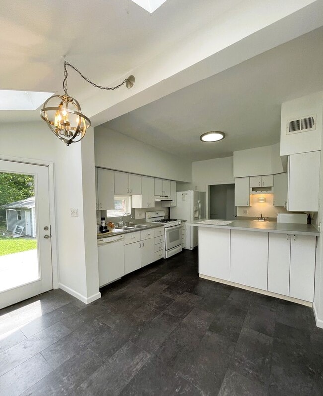 Building Photo - $1975 FOR RENT - SINGLE UPDATED FAMILY HOU...