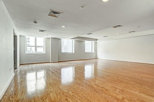 Building Photo - 914 N Main St