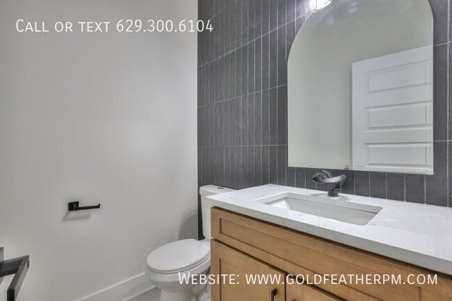 Building Photo - 402 E Trinity Ln