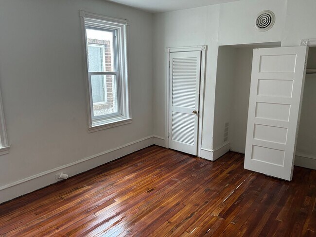 Building Photo - Newly Renovated 2 Bedroom 1 Bath -- Fabric...