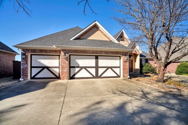 Building Photo - Executive Bentonville Home convenient to WM Home Office and more!