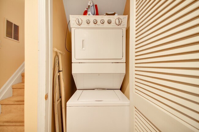 Building Photo - 360 Oswego Ct