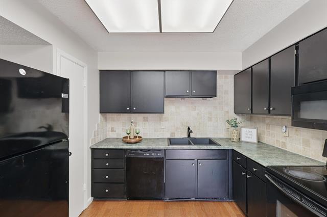 Building Photo - 2700 Stonehaven Ct