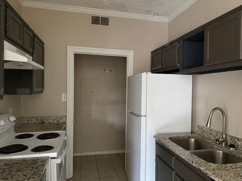 Building Photo - 8023 Bayou Fountain Ave