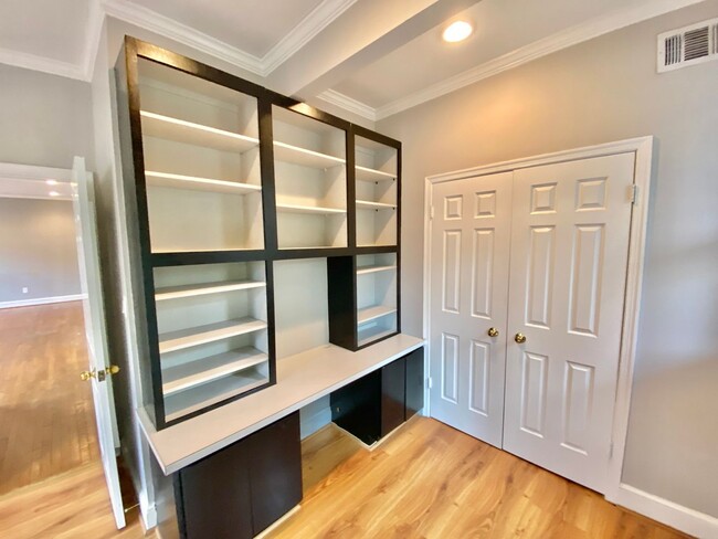 Building Photo - Logan/Dupont 1BR 1BA unit with hardwood fl...