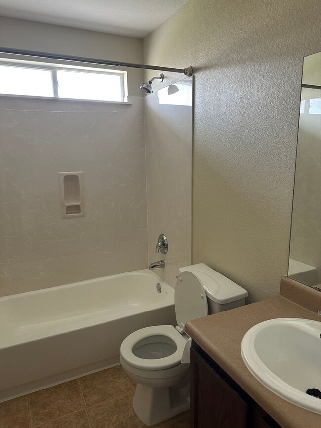 Building Photo - Modern 3/BR 2.5/BA Home with Stylish Kitch...