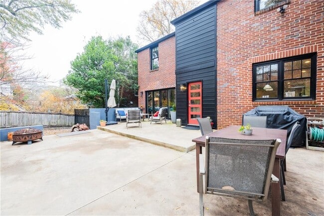 Building Photo - 360 8th St NE