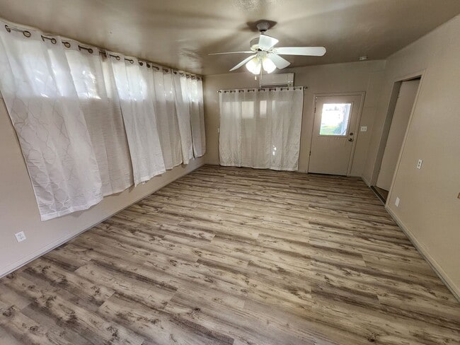 Building Photo - Centrally located unit