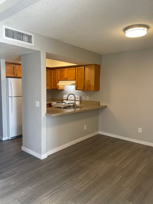 Lovely 2 Bedroom 1 Bath with Fireplace! M... - Lovely 2 Bedroom 1  Bath with Fireplace! M...