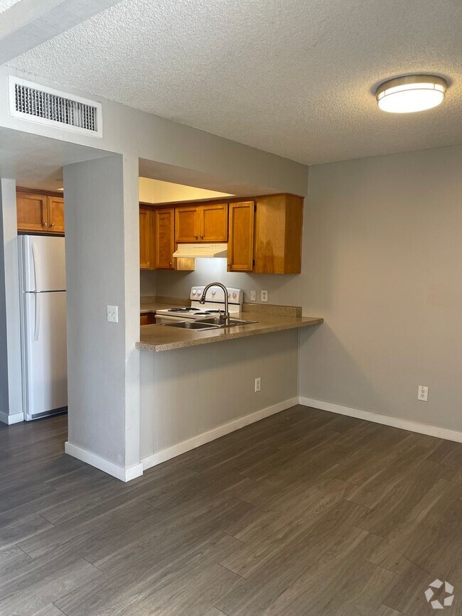 Building Photo - Lovely 2 Bedroom 1  Bath with Fireplace! M...