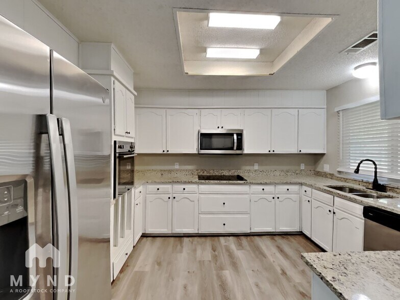 Building Photo - 3528 Park Lake Dr