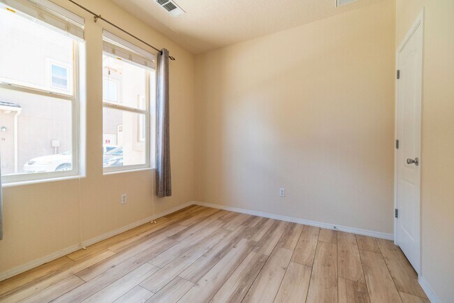 Building Photo - 2 Story 3 Bedroom Townhome Available Now!