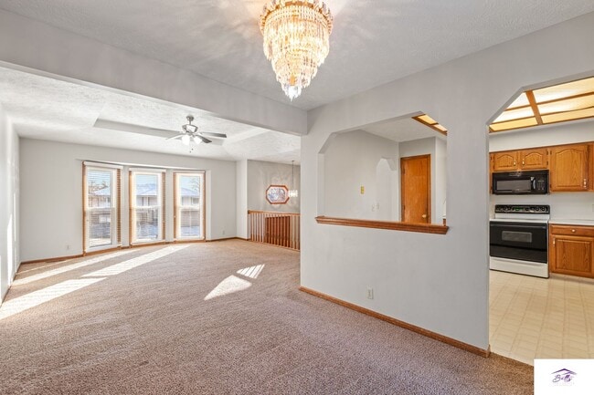 Building Photo - AVAILABLE NOW!