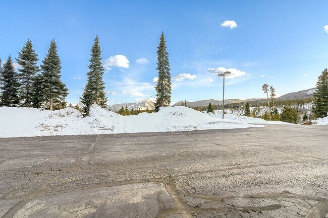 Building Photo - Wilderness One Bedroom Available 7/7!  Close to hiking trails and great amenities.  Amazing SUN!