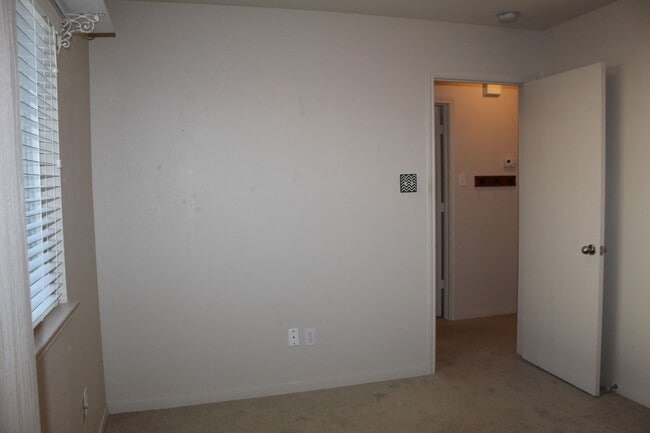 Building Photo - 4 BEDROOM, EASY COMMUTE