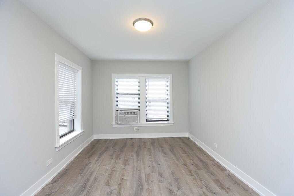 Building Photo - 735 W Brompton Ave