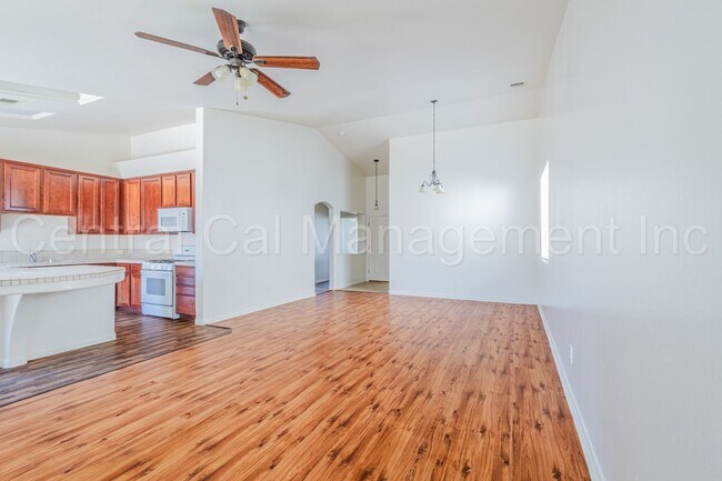 Building Photo - 4 Bedroom, 2 Bath Home in Desired Northwes...