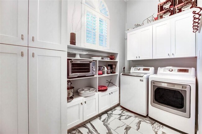 Building Photo - 855 Plainwood Dr
