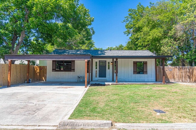 Primary Photo - Great Home in New Braunfels