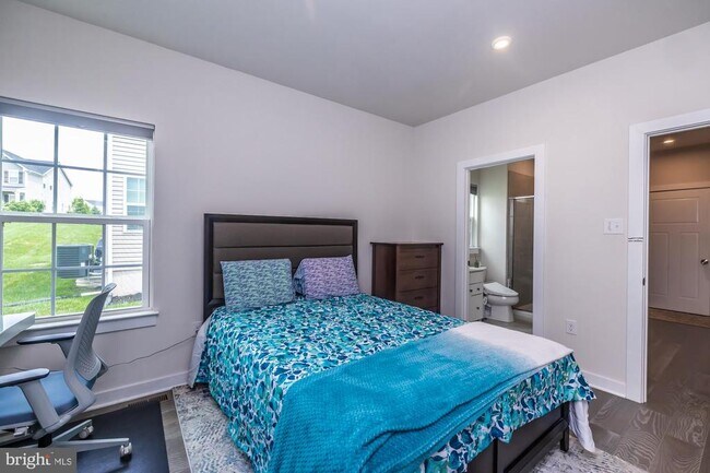 Building Photo - 523 Spring Manor Blvd