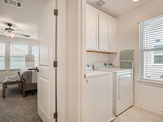 Building Photo - 2909 Bronx Dr