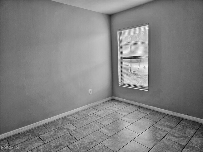 Building Photo - 545 SE 4th Terrace