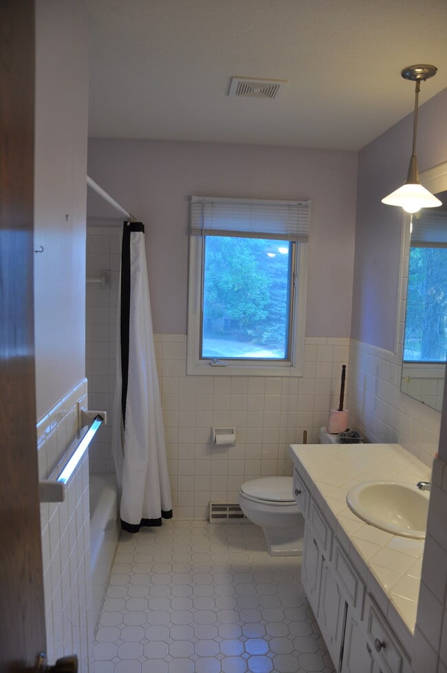 Building Photo - 836 S 131st St