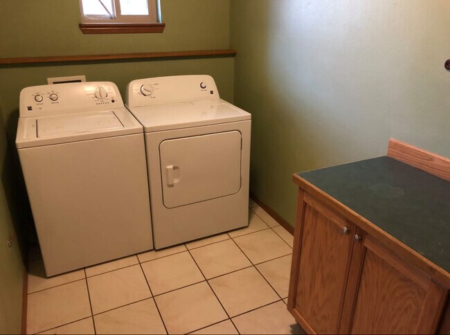 Building Photo - 501 E Walnut Cir