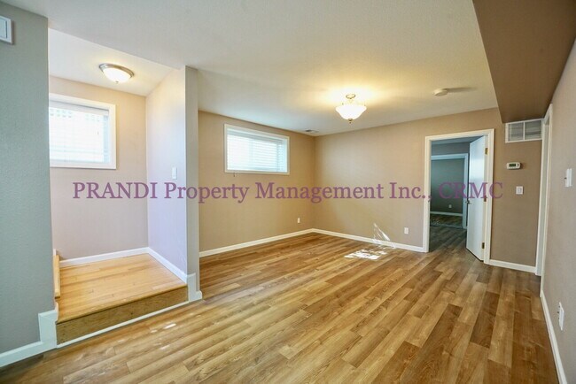 Building Photo - Charming Downtown San Rafael Victorian Style Duplex.