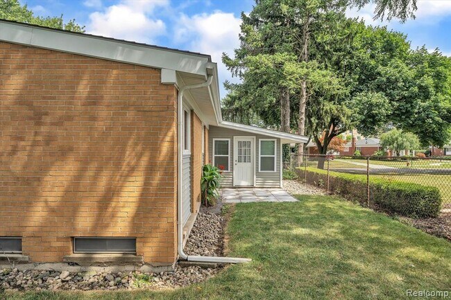 Building Photo - 229 Redwood Dr