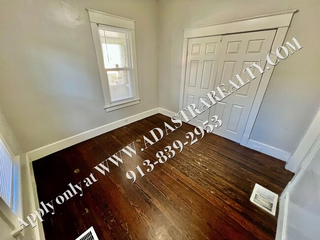 Building Photo - MOVE IN SPECIAL!! ADORABLE and CLEAN 2 Bed...