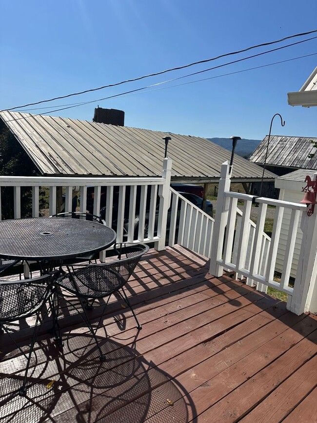 Building Photo - 4 Bedroom, 2 Bath farm house out in the Co...