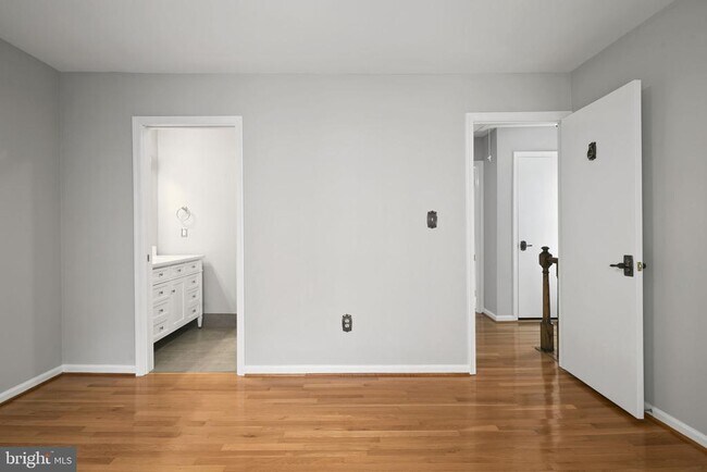 Building Photo - 2514 S Walter Reed Dr