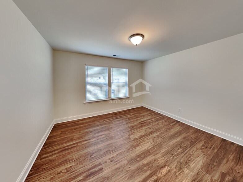 Building Photo - 597 Slew Dr