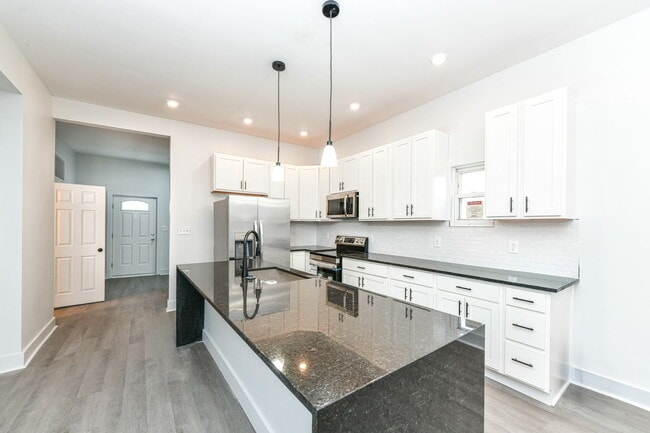 Building Photo - 942 W 27th St