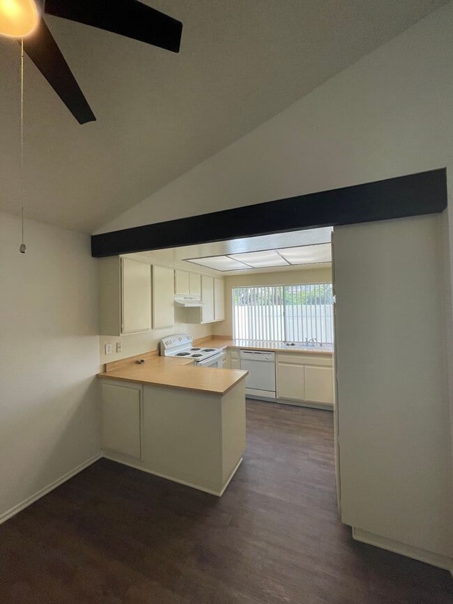 Building Photo - Spacious 2-bedroom, 2-bathroom condo featu...