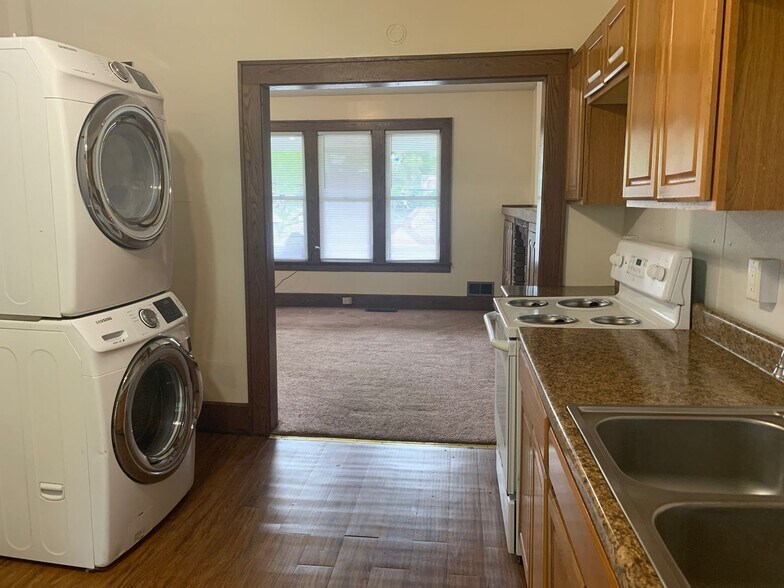 Building Photo - 743 Wells St