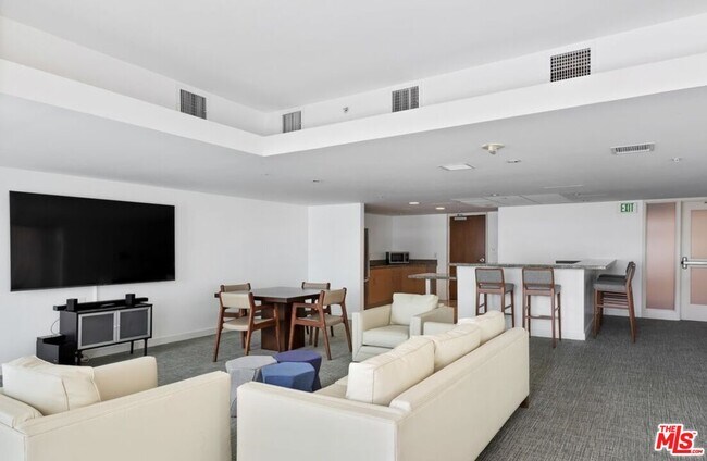Building Photo - 13700 Marina Pointe Dr
