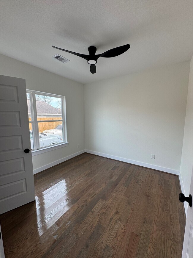 Building Photo - 923 Adele St