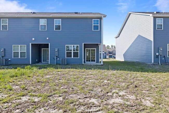 Building Photo - Beautiful Townhome!