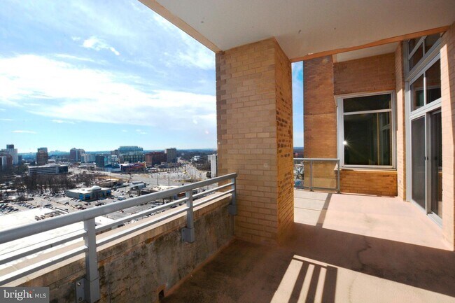 Building Photo - 5750 Bou Ave