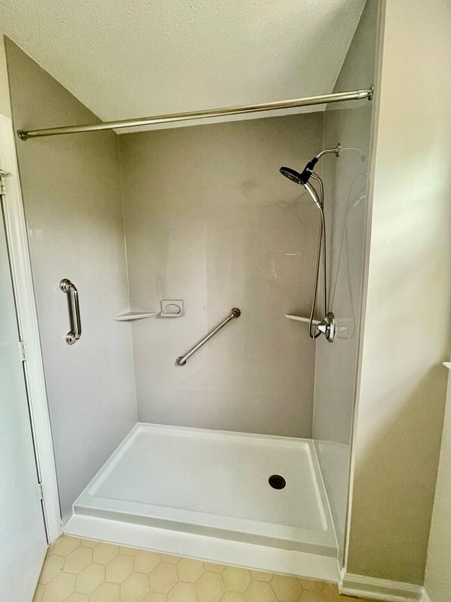 Building Photo - Welcome to this beautiful 5-bedroom, 2.5 bathroom home located in the vibrant city of Charlotte, NC