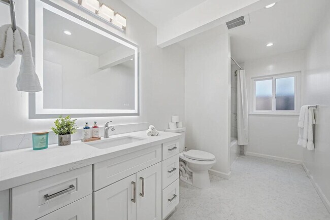 Building Photo - 422 Morse Ave