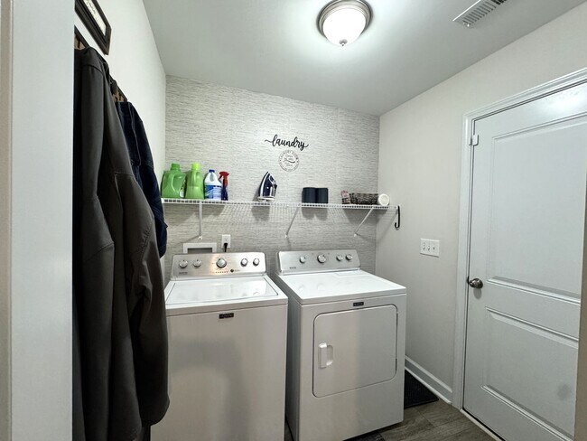 Building Photo - Beautiful home! Convenient to the city with all shopping!