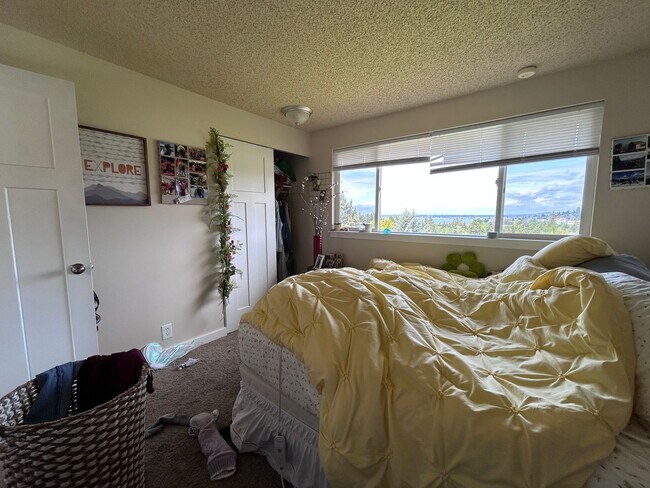 Building Photo - Large 4 Bedroom home with views of Bellingham Bay and Garage