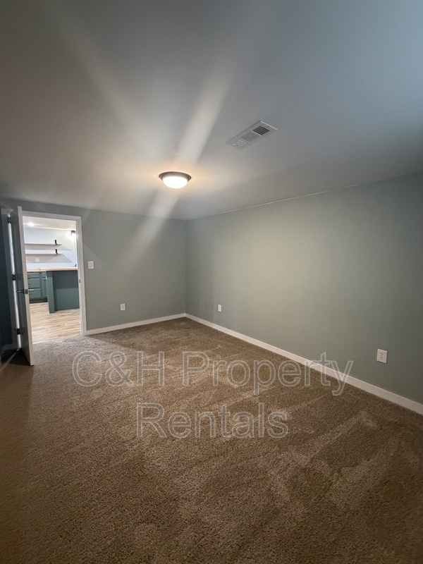 Building Photo - 915 Avenue F